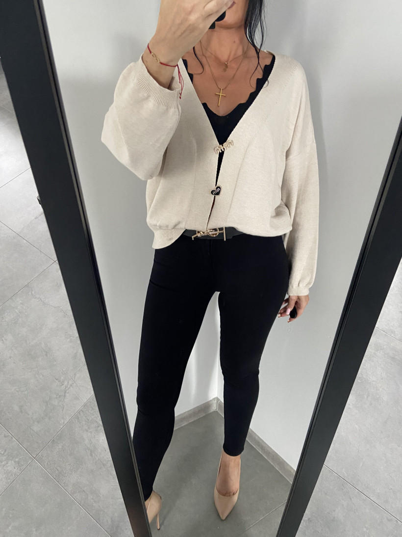 Sweter 1112 Min Min z ozdobnymi przypinkami