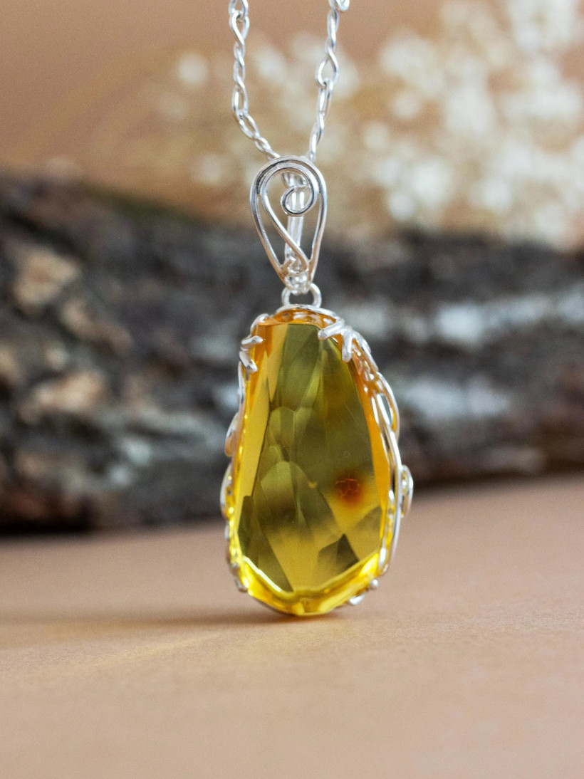 Wisiorek srebrny z żółtym bursztynem – naturalny bałtycki kamień, ręcznie robiona biżuteria, unikat prezentowy