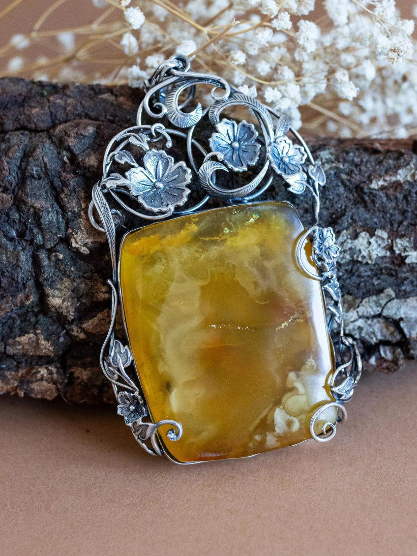 Duży wisior z naturalnego bursztynu bałtyckiego, srebro 925, kwiatowy ornament – ręcznie robiony