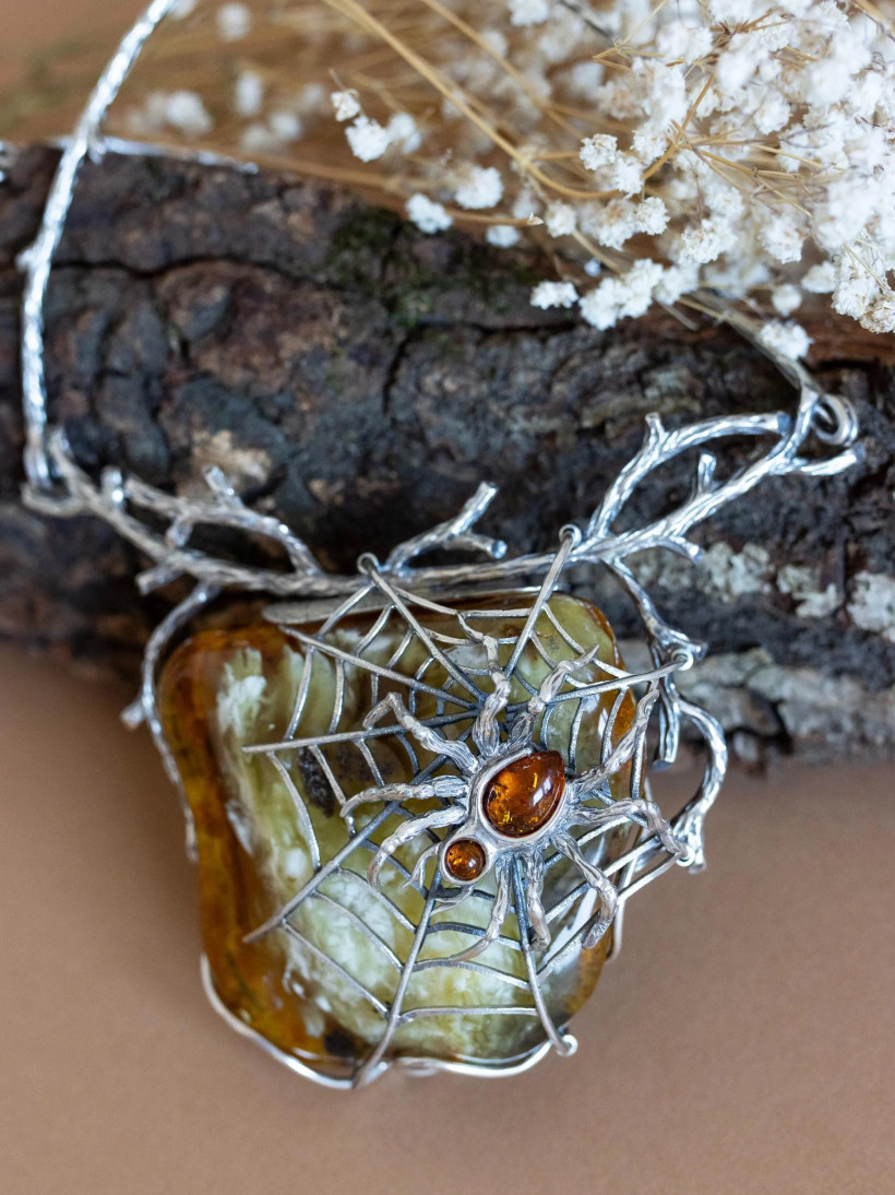 Naszyjnik z bursztynem bałtyckim i srebrnym pająkiem, motyw pajęczyny – rękodzieło artystyczne
