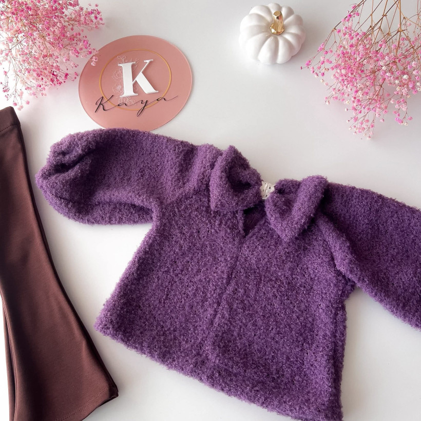 SWETEREK JAGODOWY Z OZDOBNĄ KOKARDKĄ KAYA