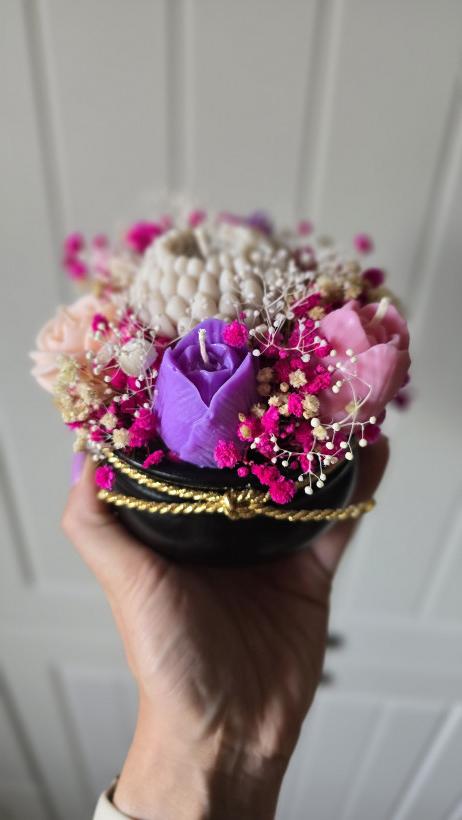 Box mix w czarnym wazonie