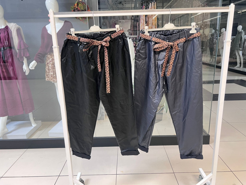 Spodnie z eko skóry Plus Size z paskiem w panterkę