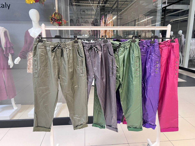 Spodnie z eko skóry Plus Size z ozdobnymi guzikami