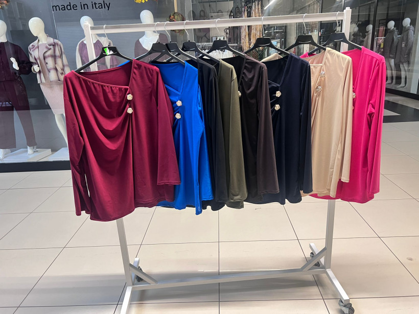 Bluzka Plus Size z ozdobą i modnym dekoltem