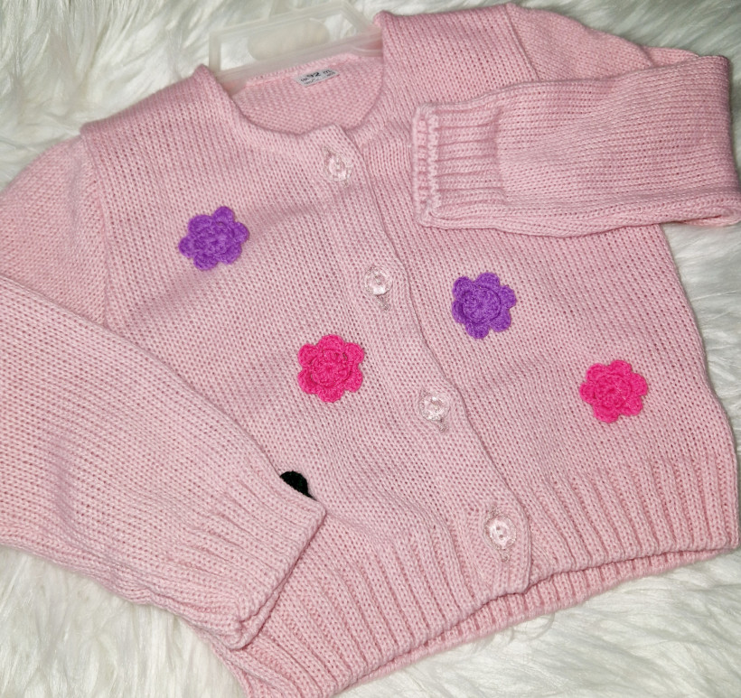 SWETEREK RÓŻOWY Z KWIATKAMI