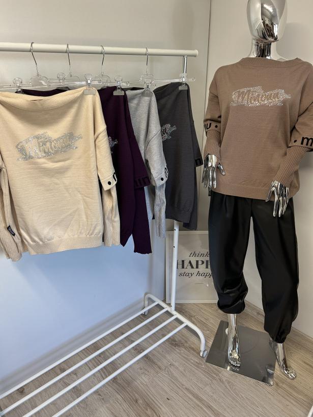 Sweter z kryształkowym napisem Minouu
