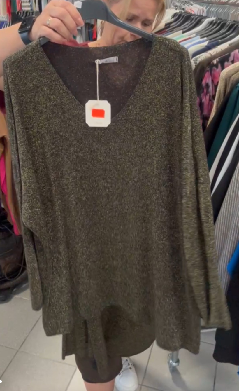 Sweter czarno-złoty - dekolt w serek wł. 21136