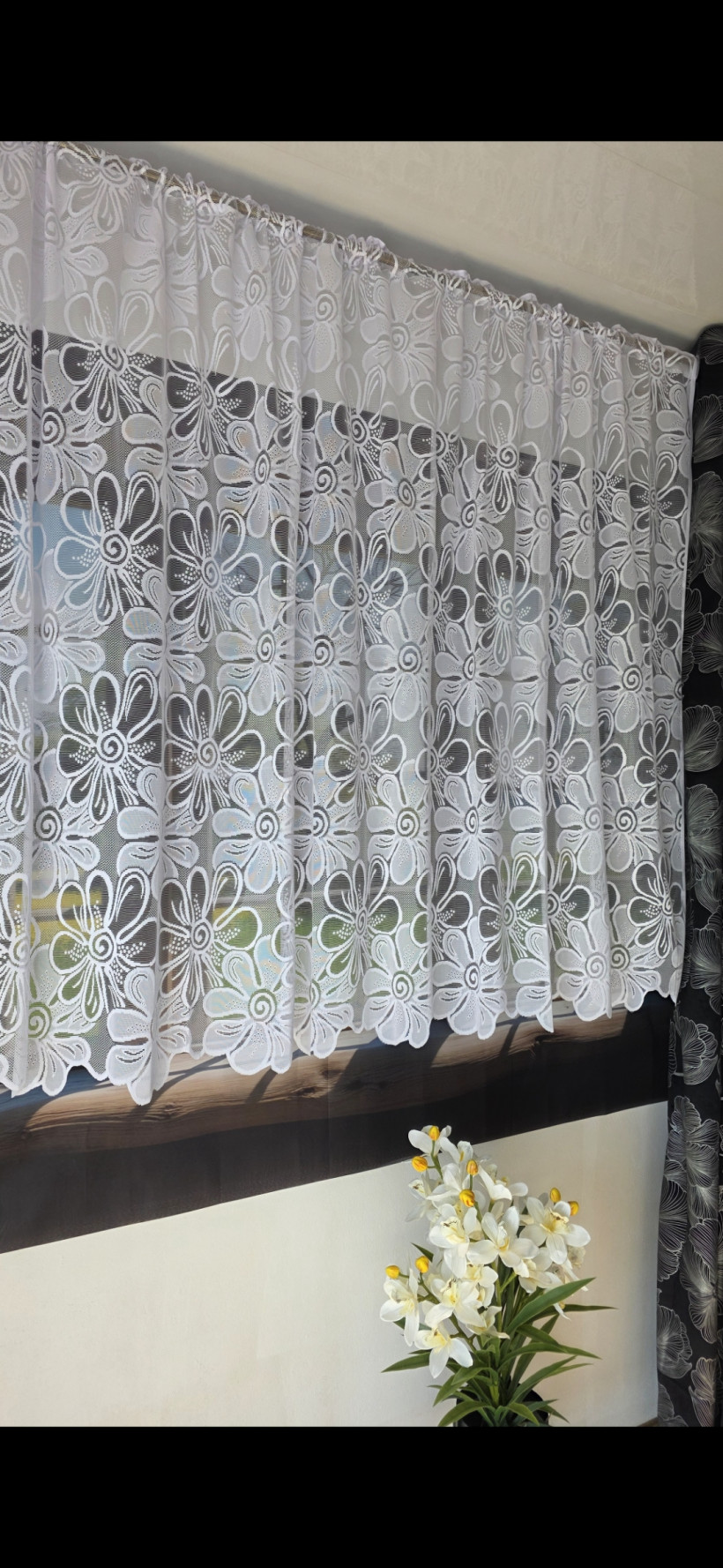 Firanka gęsta w kwiaty 300x150cm na taśmie 