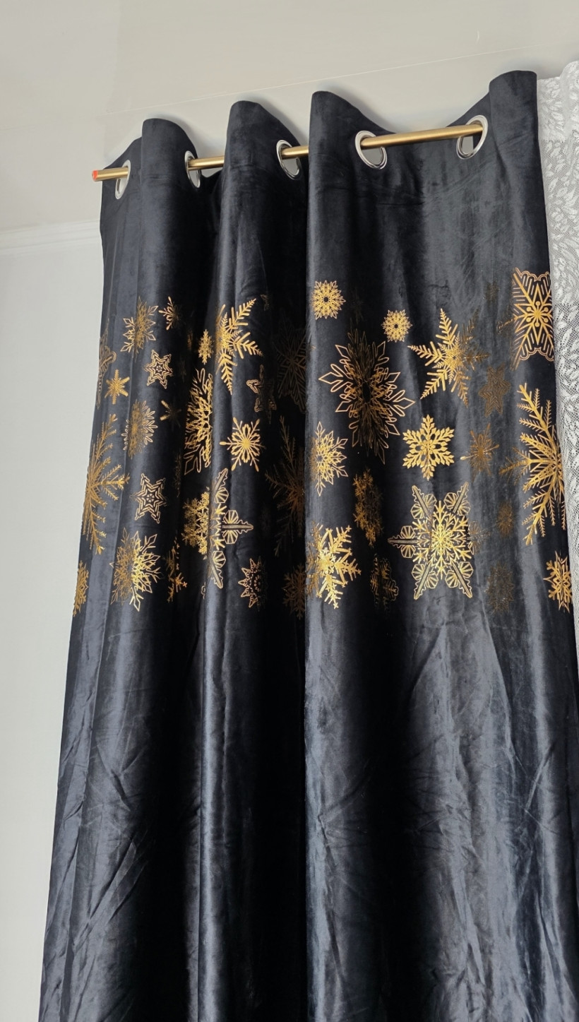 Czarne zasłony w gwiazdki świąteczne