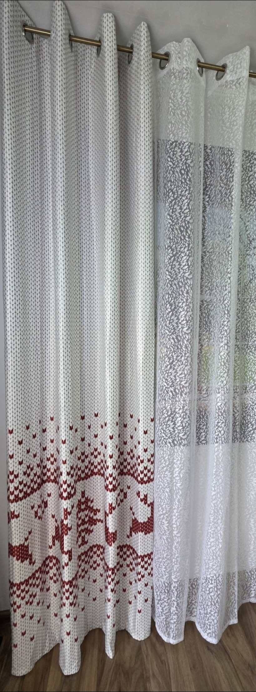 Zaslony welur reniferki szarawym tle