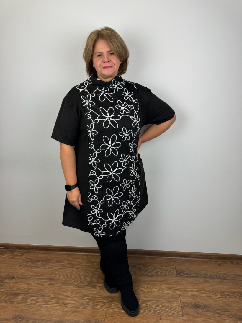 Italia nr V - Sukienka z półgolfem, wyszywane białe kwiaty - 51277 - czarna