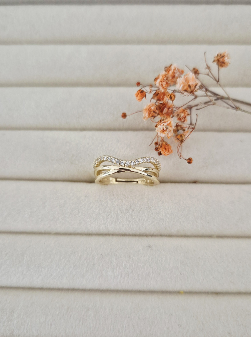 Pierscionek delikatna fala cyrkonii regulowany