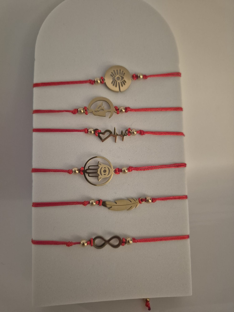 Bransoletka na czerwonym sznurku