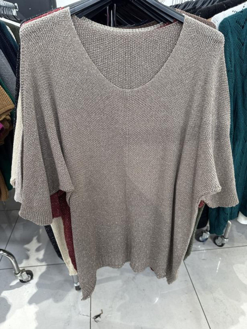 sweterek ze srebrną nitką