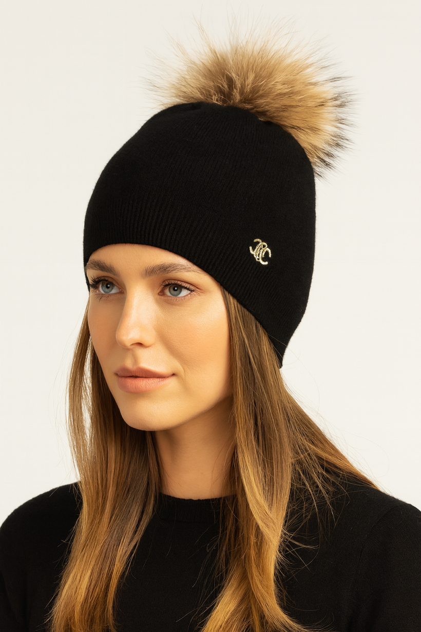 Czapka czarna pompon 1670