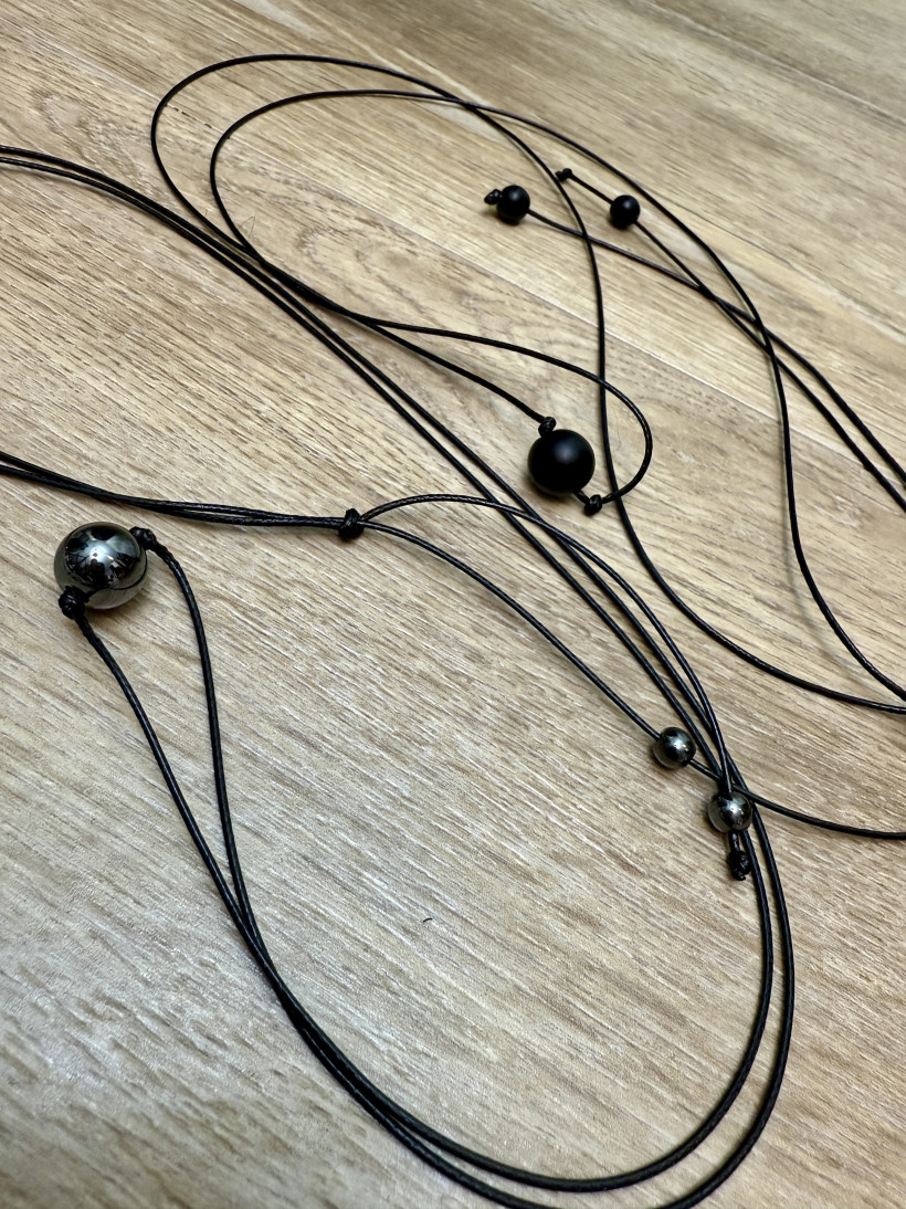 Naszyjnik: czarna kuleczka na sznureczku Hand Made