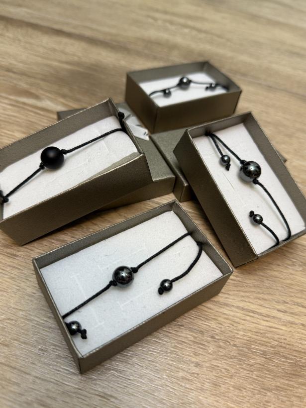 Bransoletka: czarna kuleczka na sznureczku Hand Made 