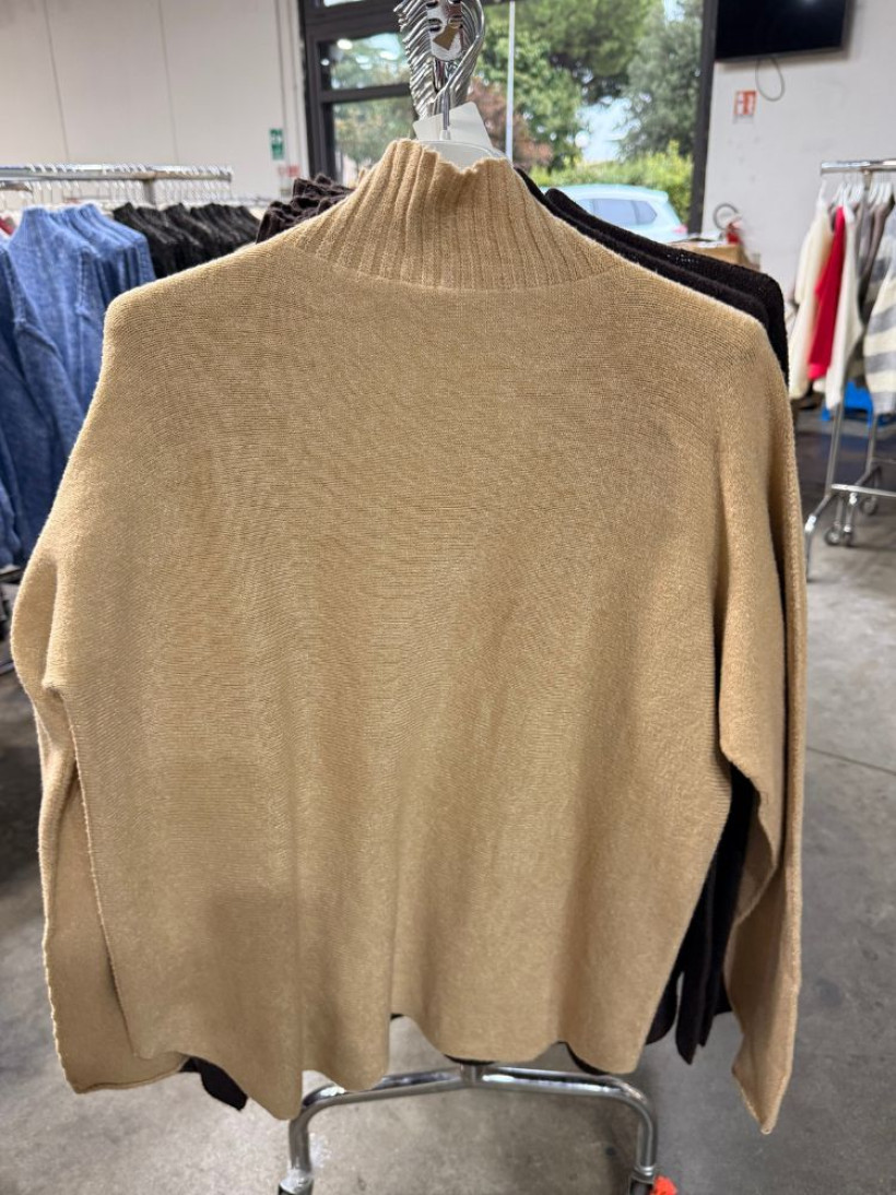 Sweter Włoski z półgolfem camel