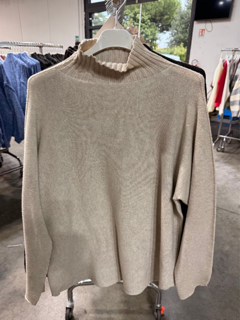 Sweter włoski z półgolfem beżowy