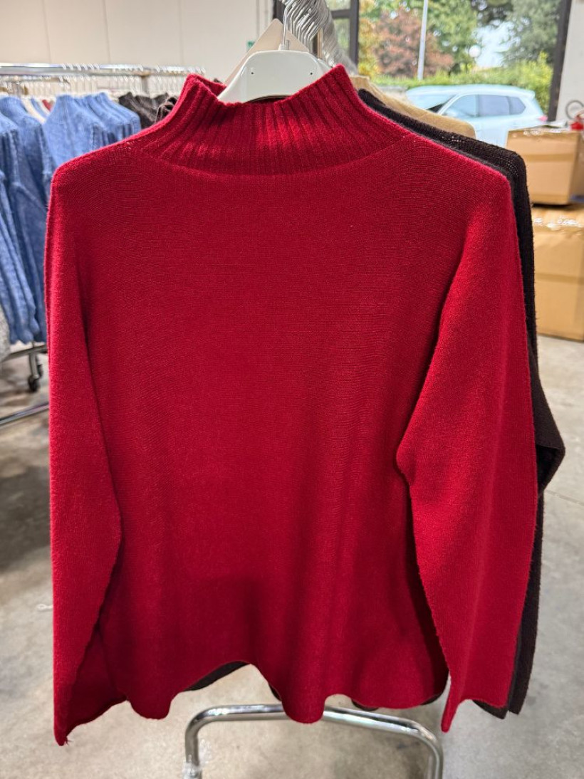 Sweter włoski z półgolfem bordo