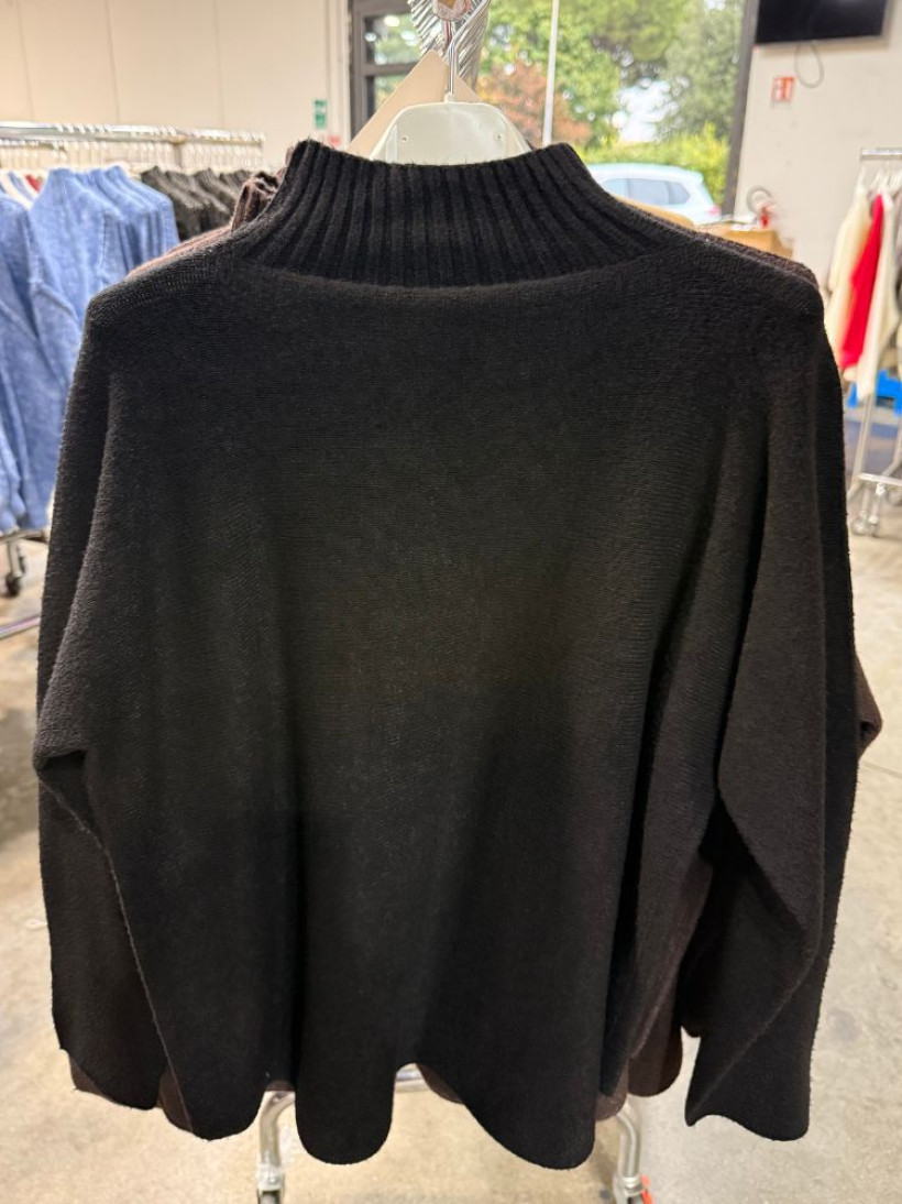Sweter włoski z półgolfem czarny