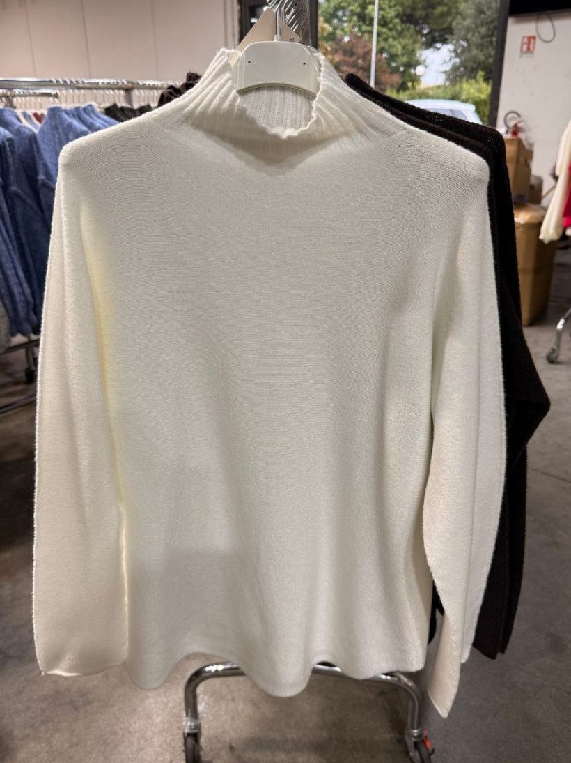 Sweter włoski z półgolfem biały