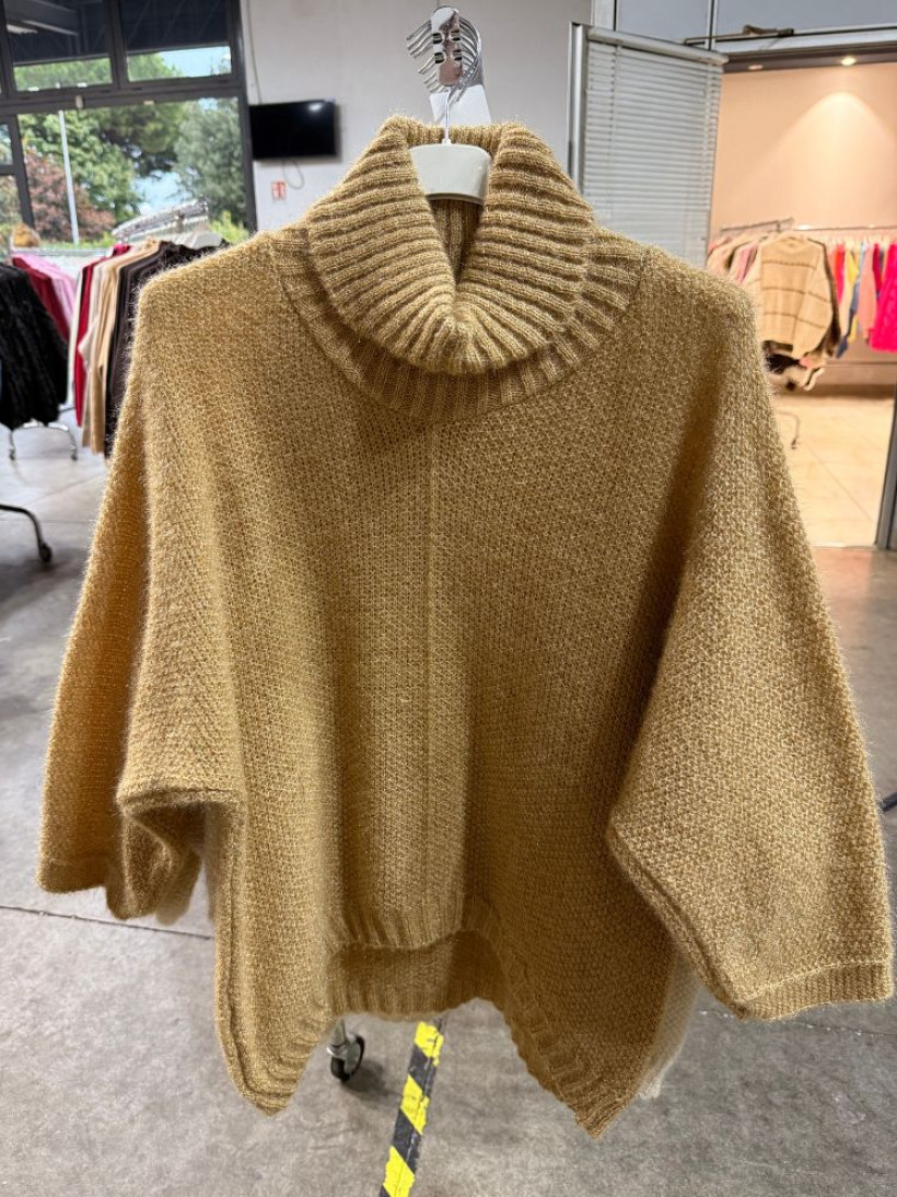 Sweter włoski „SOFT LUXE” z golfem camel
