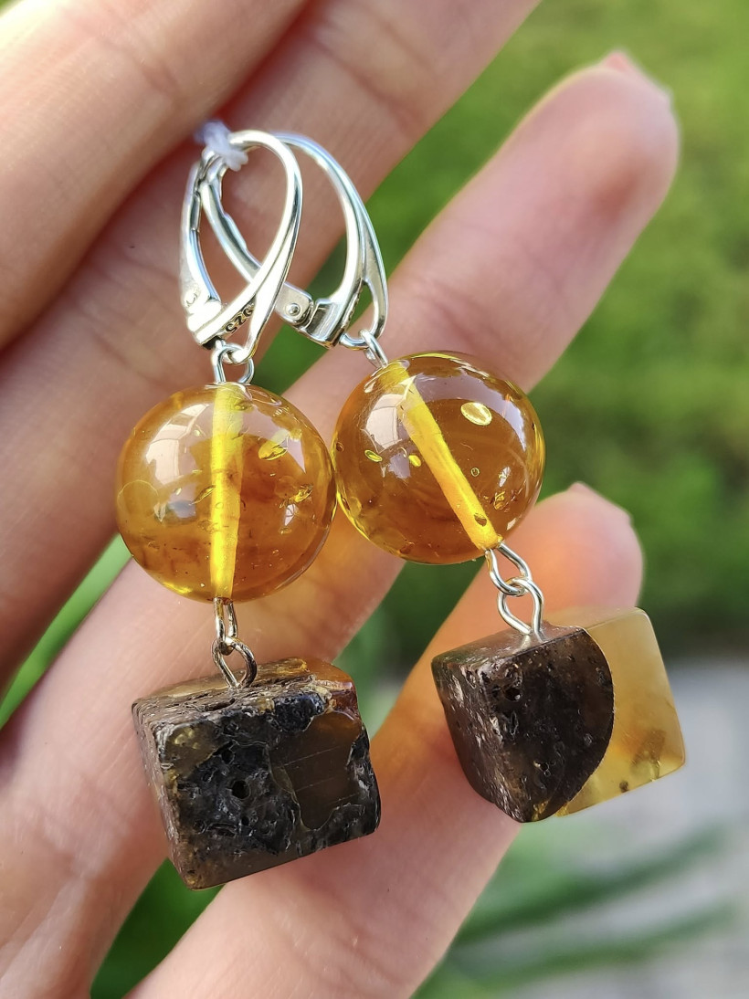 Nowoczesne kolczyki z bursztynem bałtyckim i surowym drewnem – unikatowa biżuteria handmade, prezent