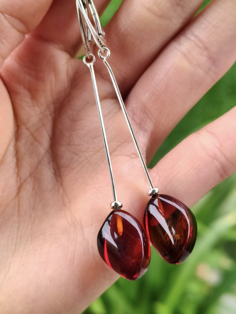 Kolczyki z bursztynem bałtyckim i srebrem 925 – nowoczesny design, polska ręczna robota