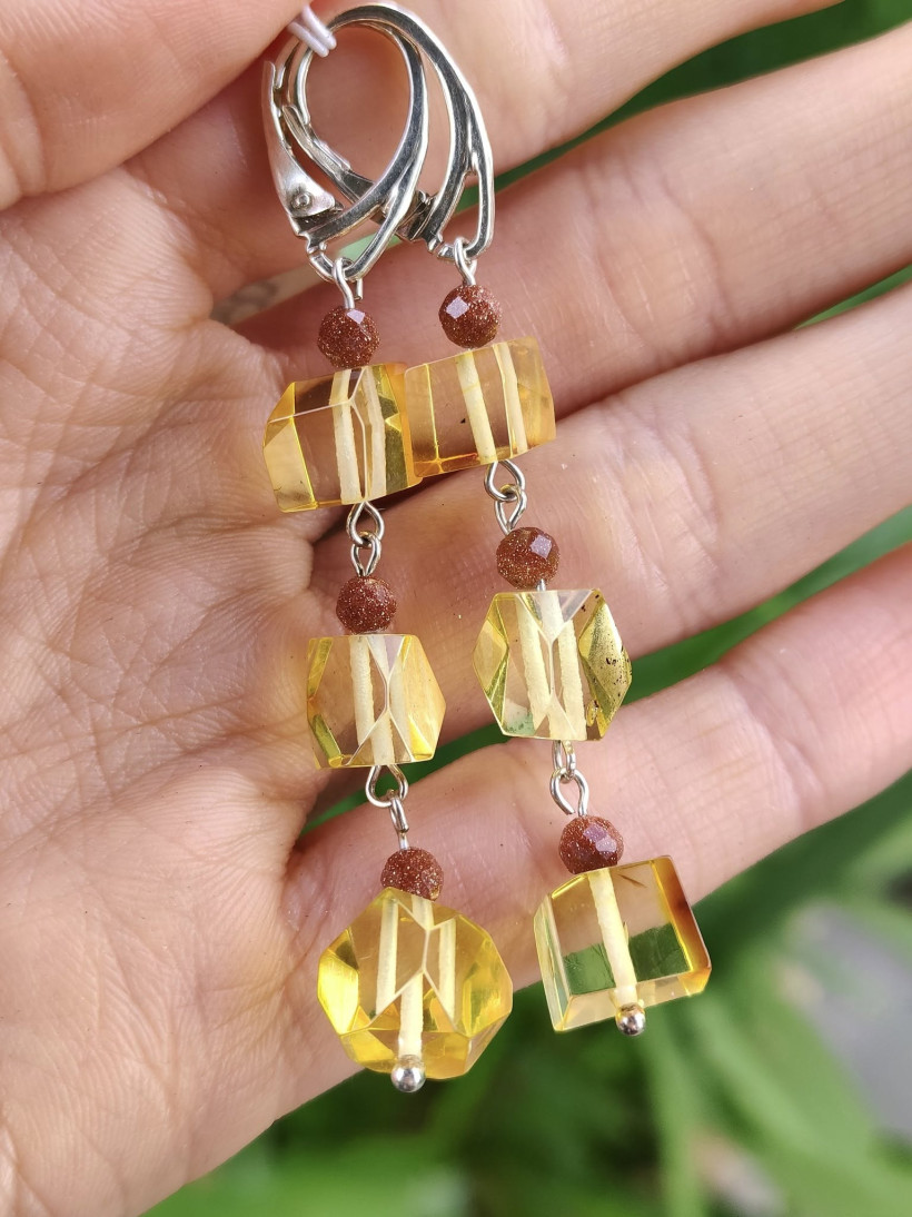Kolczyki długie z bursztynu i złotego piasku, ręcznie robione – srebrne zapięcie, wyjątkowy prezent