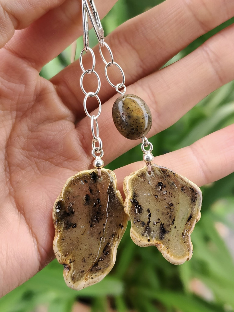 Długie kolczyki z naturalnego bursztynu bałtyckiego i srebra 925 – unikatowa biżuteria ręcznie robiona – prezent dla niej inspirowany naturą