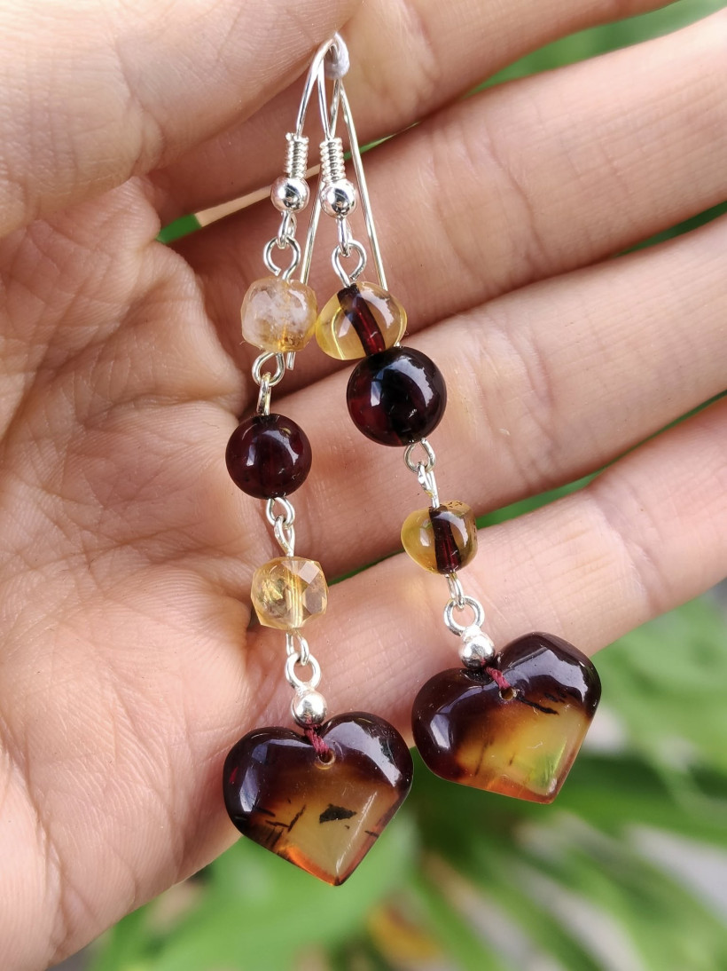 Kolczyki z naturalnego bursztynu serca – długie, ręcznie robione, prezent dla niej, boho biżuteria, bursztyn bałtycki