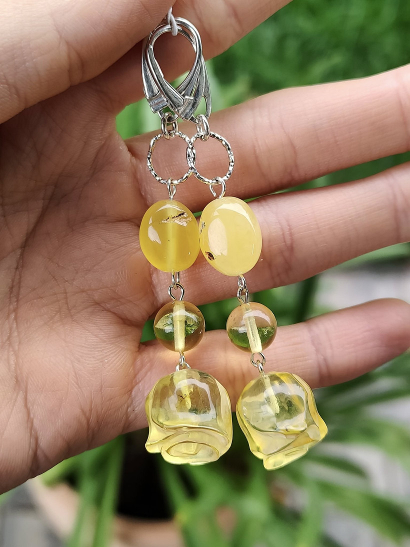 Kolczyki z bursztynu – unikalne wiszące rękodzieło, żółty bursztyn i srebrne wykończenie, prezent z natury
