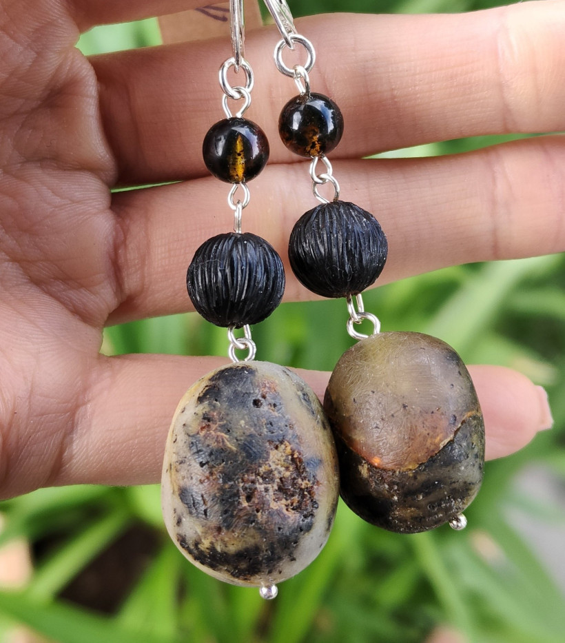 Kolczyki wiszące z naturalnym bałtyckim bursztynem i czarnymi akcentami – unikatowa, ręcznie robiona biżuteria