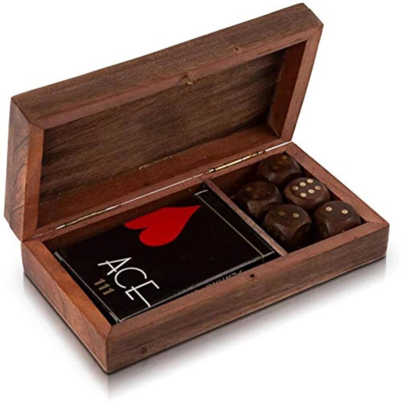 drewniana szkatułka z kartami i kostkami go gry 