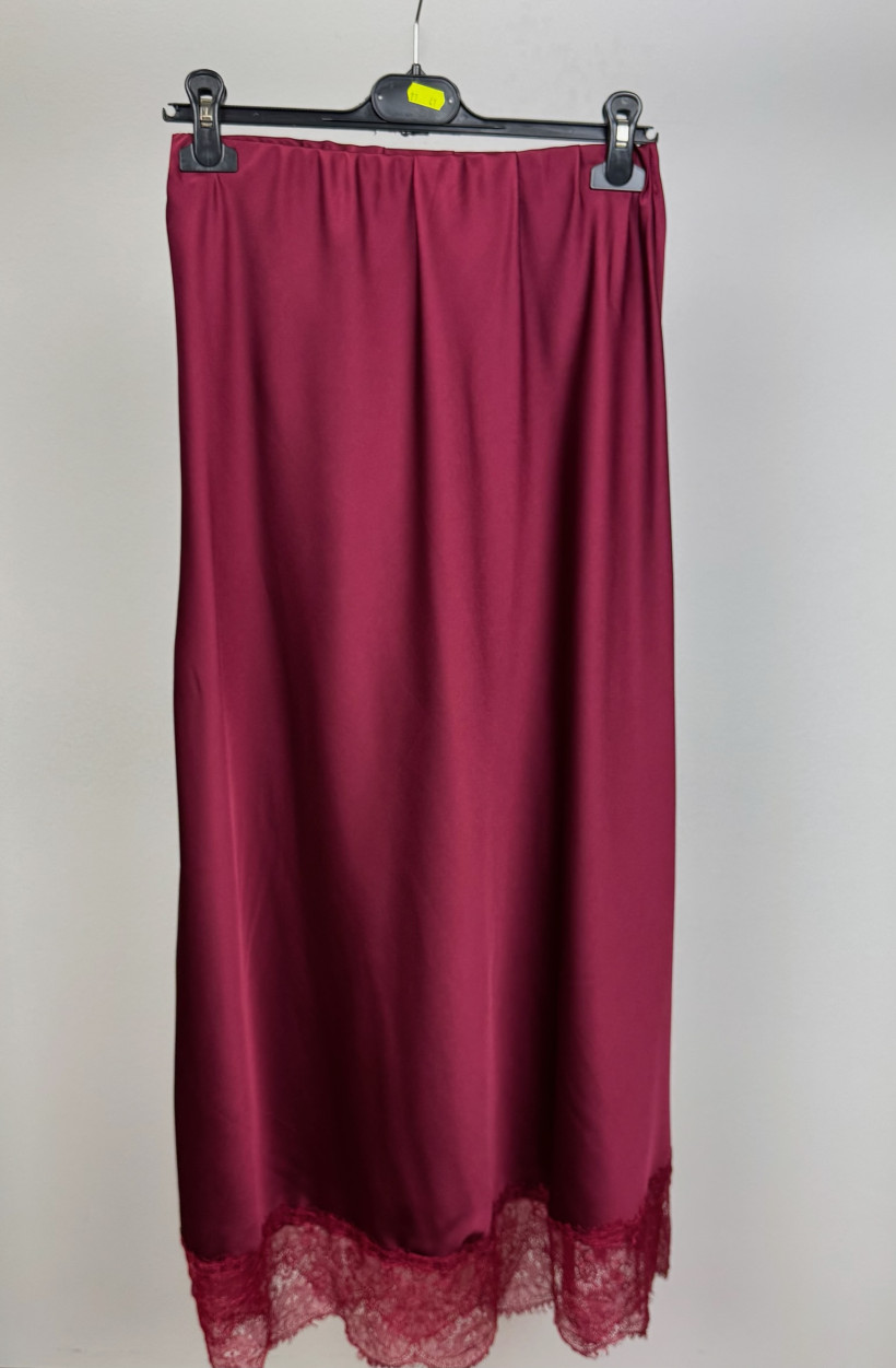 Spódnica satynowa z koronką u dołu - 30824 - bordo