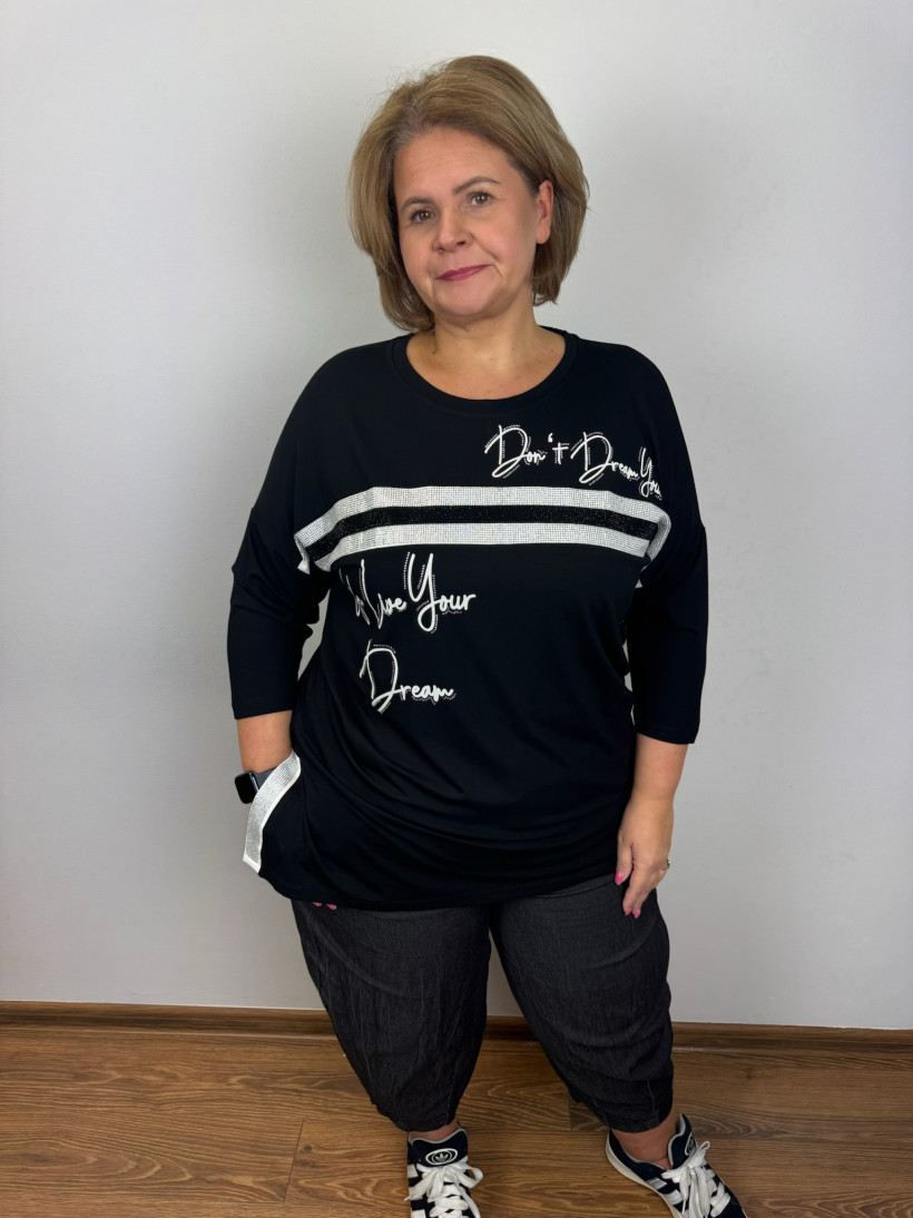 Bluzka jednokolorowa, cyrkoniowe pasy i napisy - oc - 26478- czarna z białym