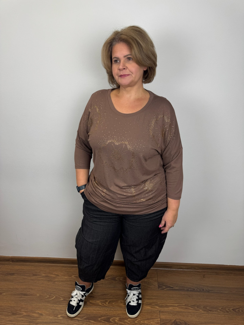 Bluzka jednokolorowa, cyrkoniowe złote kwiaty - oc - 26459 - czekolada