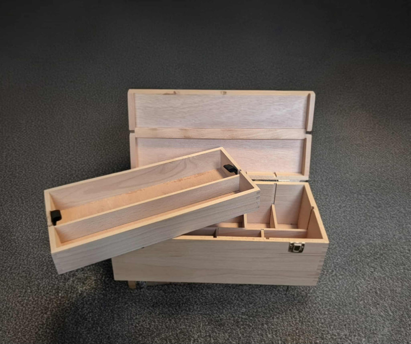 Kufer drewniany na akcesoria plastyczne 