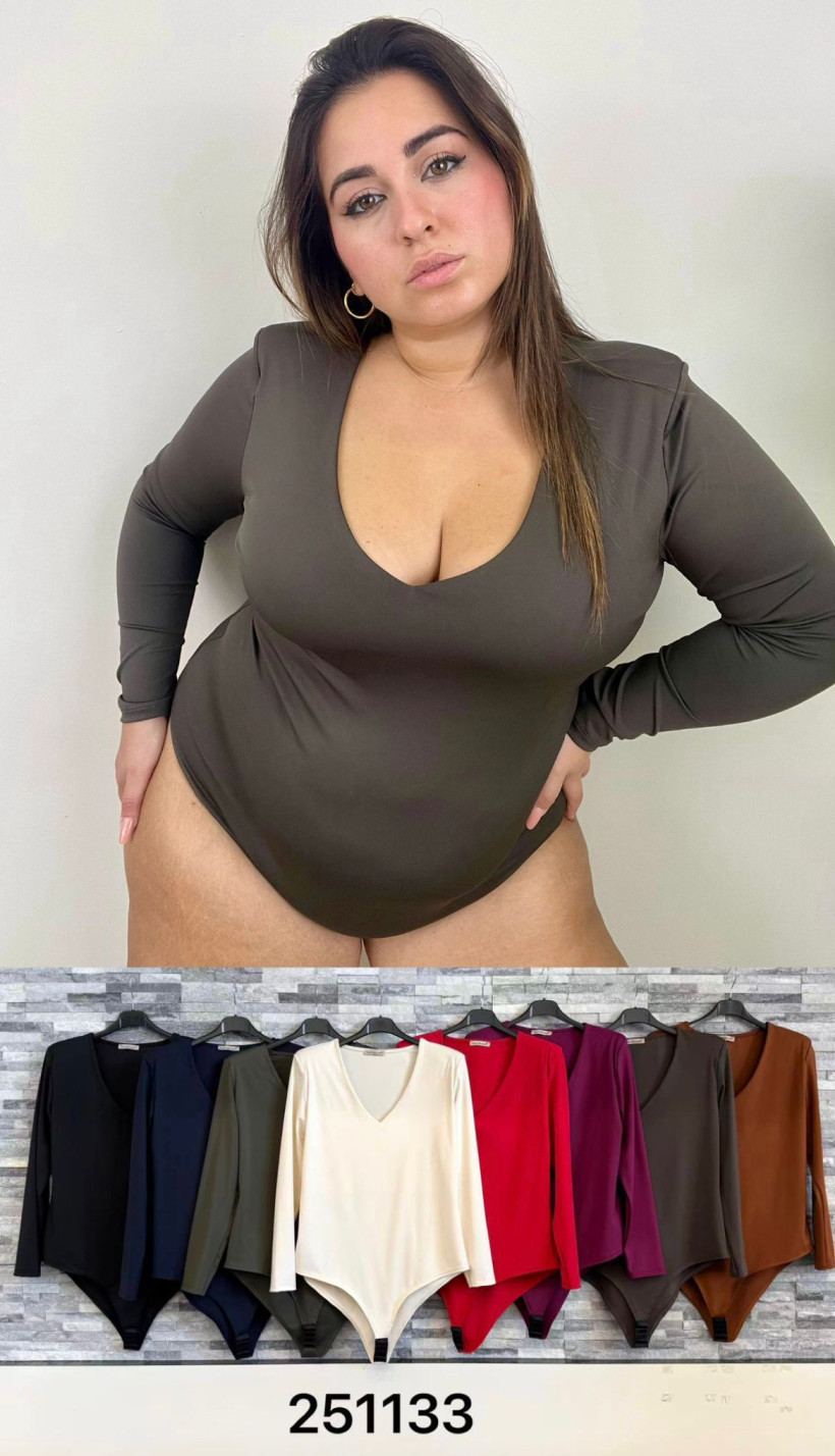 Body Plus Size z dekoltem V i poduszkami na ramionach