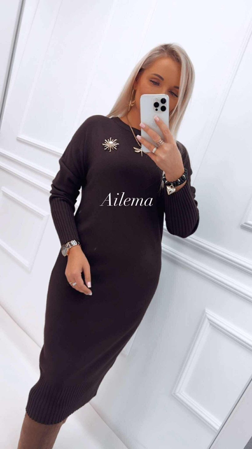 Sukienka sweterkowa kk1103 okrągły dekolt, ozdobna broszka