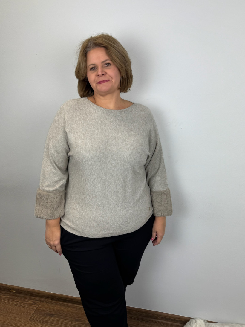 Sweter z futerkowym wykończeniem rękawa - (m/l, xl/2xl) - 9821 - fango