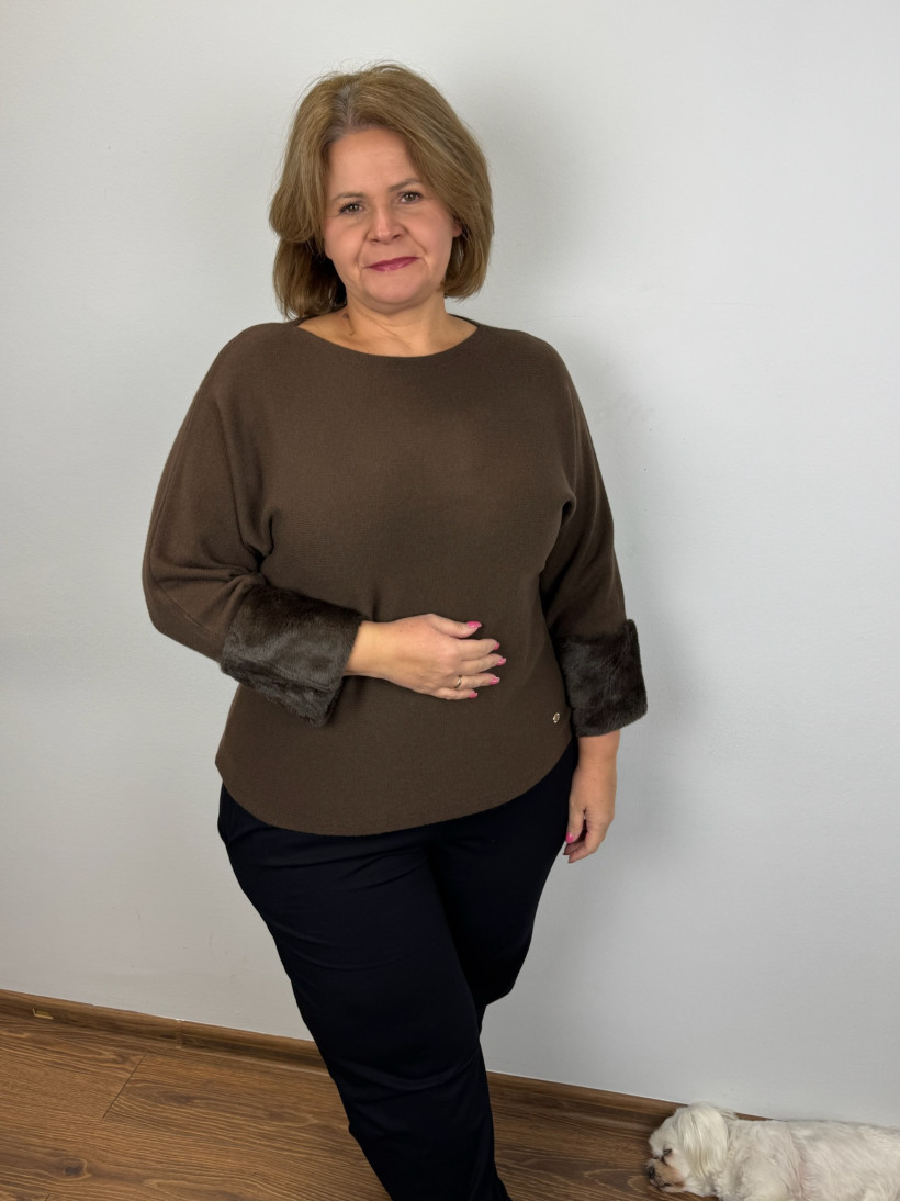 Sweter z futerkowym wykończeniem rękawa - (m/l, xl/2xl) - 9821 - czekolada