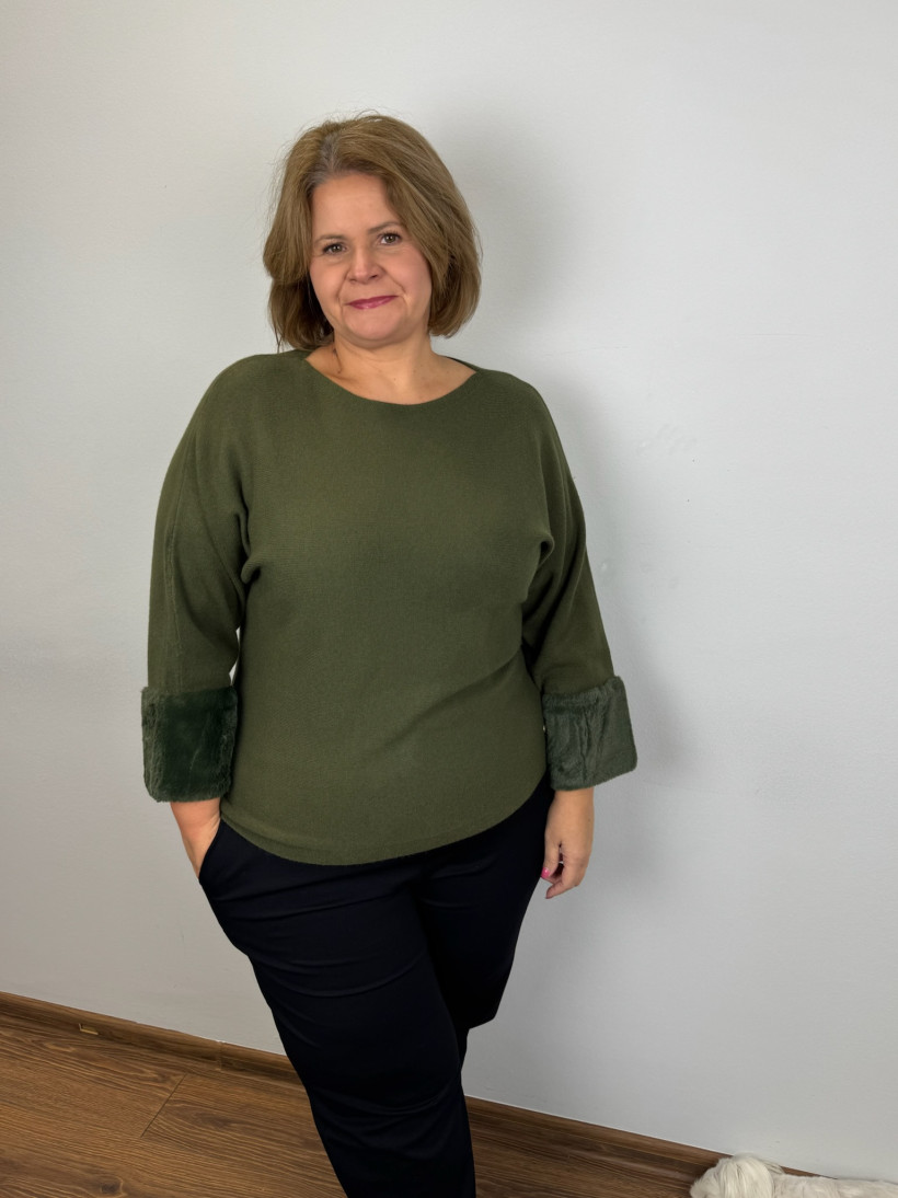 Sweter z futerkowym wykończeniem rękawa - (m/l, xl/2xl) - 9821 - zgniła zieleń