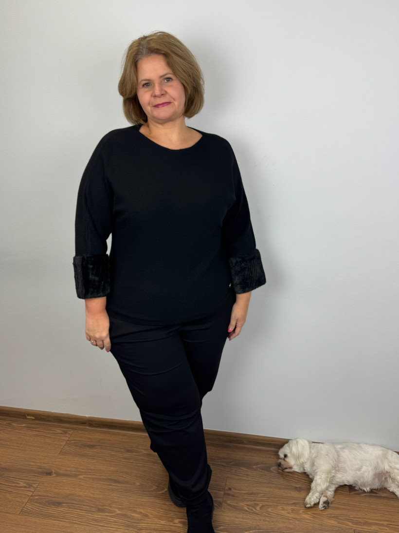 Sweter z futerkowym wykończeniem rękawa - (m/l, xl/2xl) - 9821 - czarny