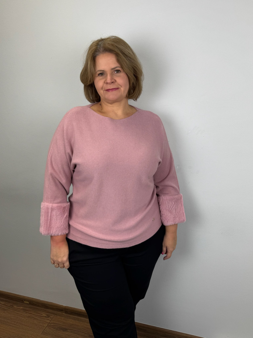 Sweter z futerkowym wykończeniem rękawa - (m/l, xl/2xl) - 9821 - puder