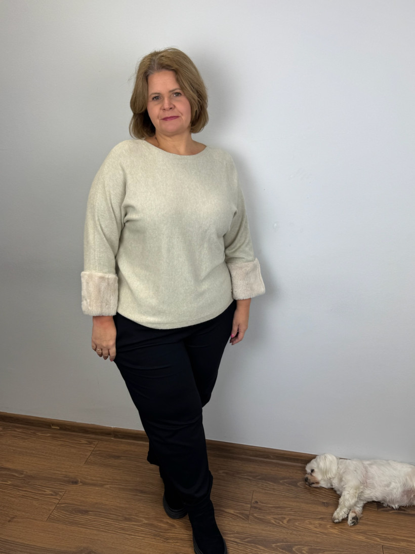 Sweter z futerkowym wykończeniem rękawa - (m/l, xl/2xl) - 9821 - beż
