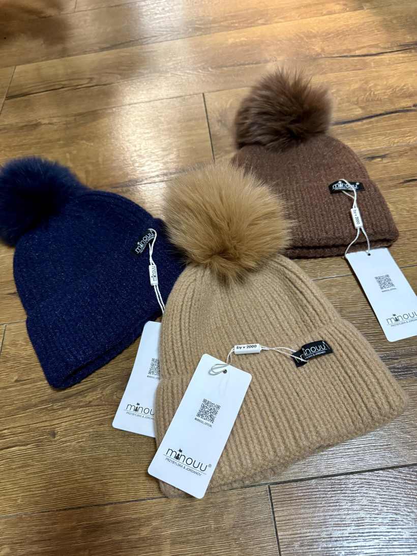 Czapka z odpinanym pomponem Minouu