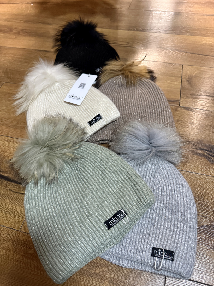 Czapka z błyszczącą nitką i pomponem Minouu